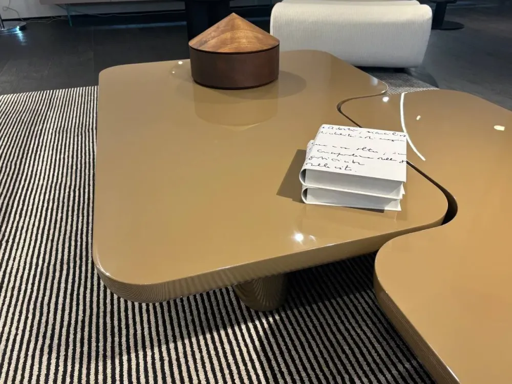 Tavolino moderno modello Ernest di scontato^Poliform New