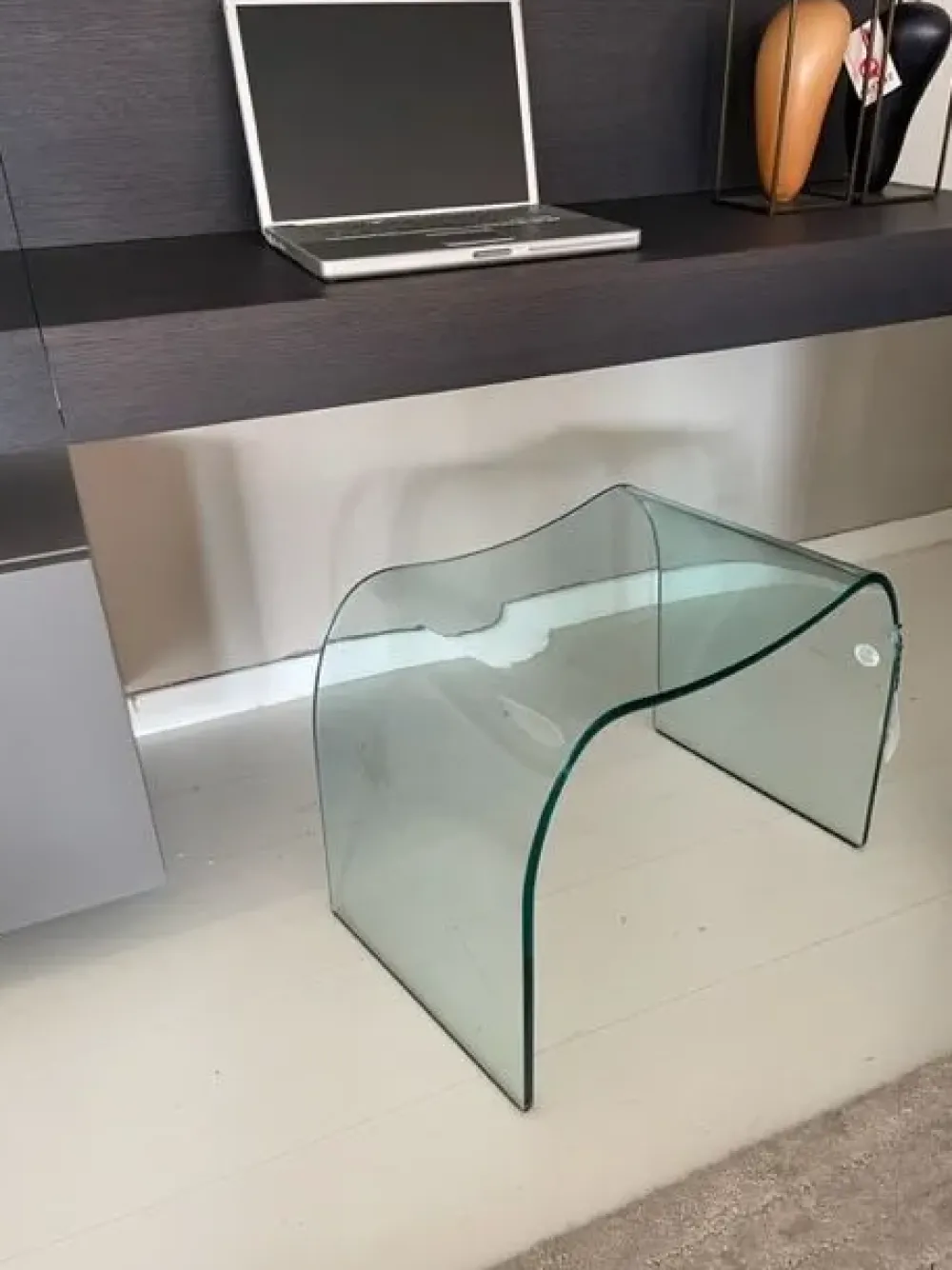 Tavolino moderno Onda pouf di a prezzo ribassato^Fiam New