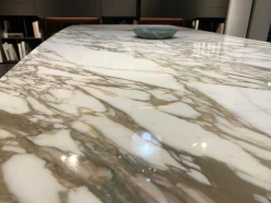 Tavolo con piano in marmo sagomato di a PREZZO OUTLET^Poliform New