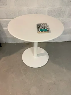 Outlet Tavolo con piano in metallo rotondo di a PREZZO OUTLET Tavoli