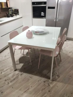 New Tavolo con piano in vetro rettangolare di a PREZZO OUTLET Tavoli