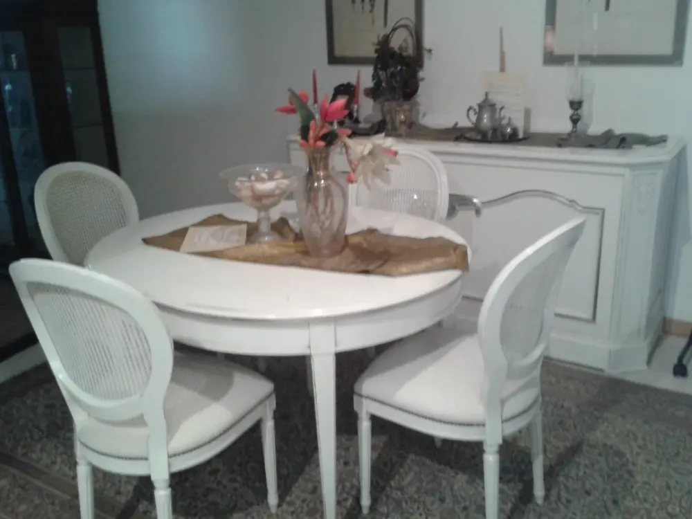 Grande Arredo TAVOLO Tavolo ovale con gambe a spillo e n. 4 sedie imbottite SCONTATO 53%- Tavoli