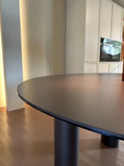 Clearance Tavolo in altri materiali rotondo Daen a prezzo ribassato Tavoli