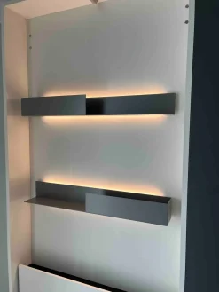 Clearance Tavolo in laminato rettangolare Wally office con libreria laterale a prezzo scontato Tavoli