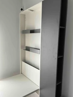Clearance Tavolo in laminato rettangolare Wally office con libreria laterale a prezzo scontato Tavoli