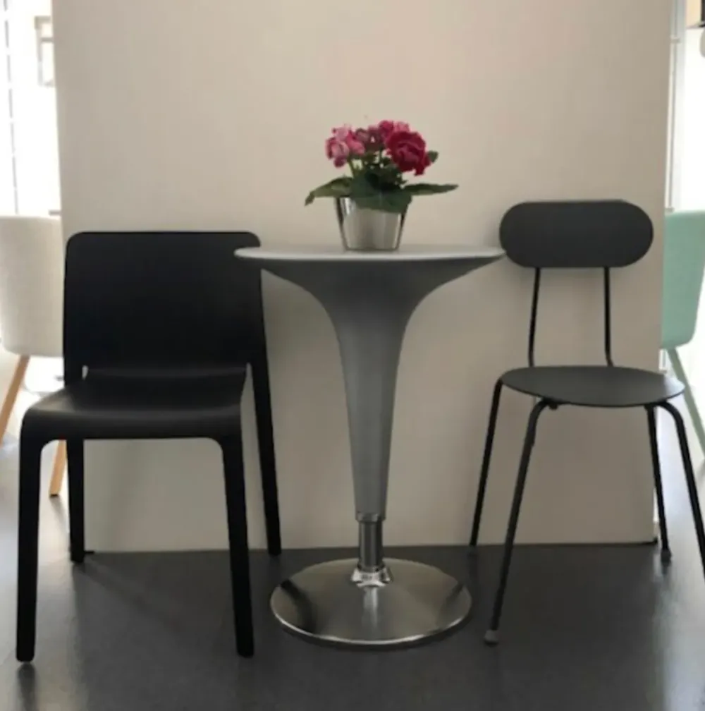 Tavolo in metallo rotondo Bombo table grigio argento a prezzo scontato^Magis