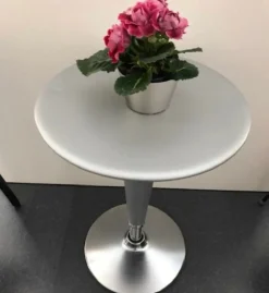 Tavolo in metallo rotondo Bombo table grigio argento a prezzo scontato^Magis