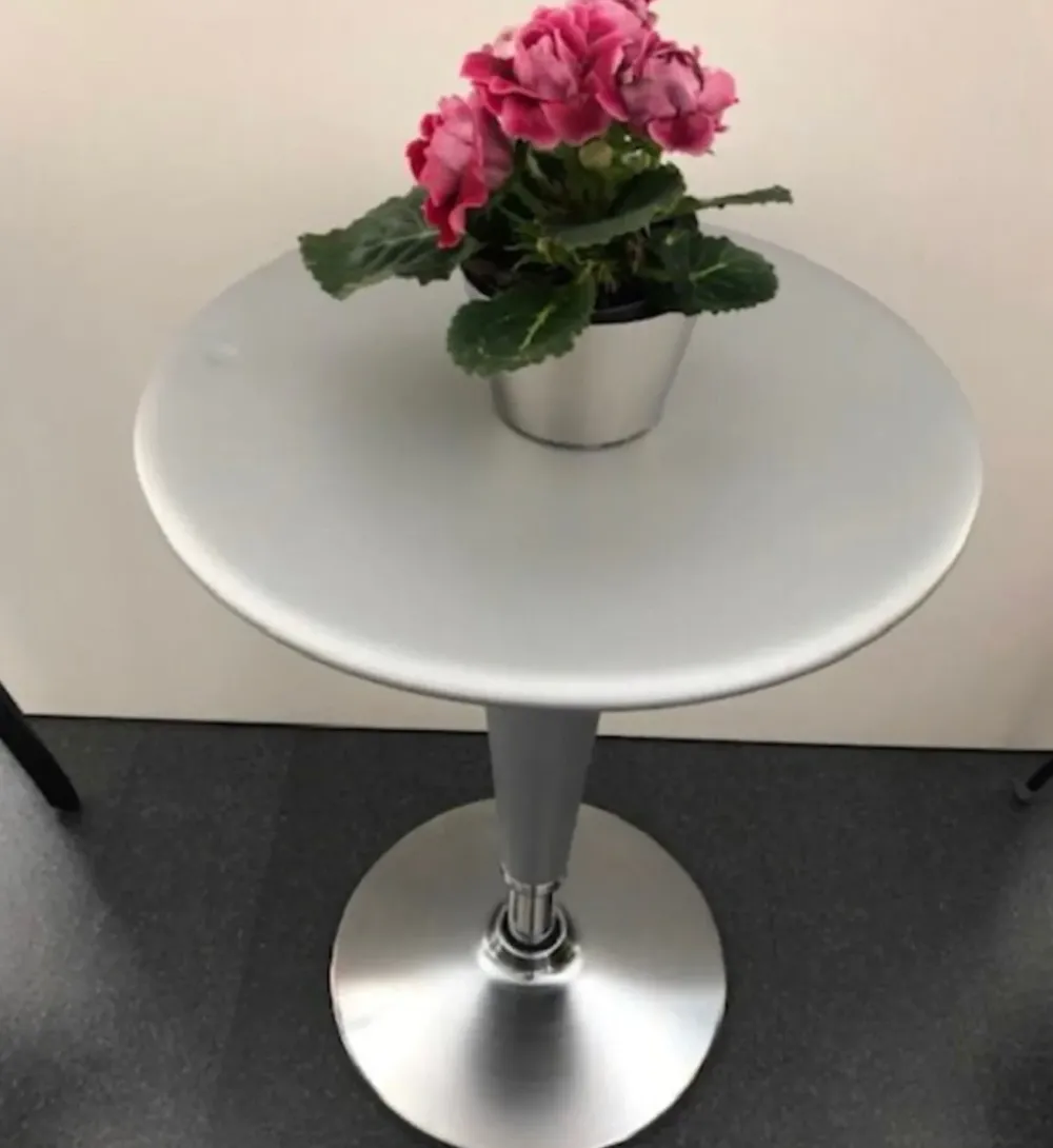 Tavolo in metallo rotondo Bombo table grigio argento a prezzo scontato^Magis