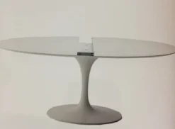 Tavolo ovale in laccato Tulip saarinen - art.e/53/o - allungabile - ovale e rotondo di in Offerta Outlet Tavoli