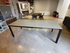 New Tavolo rettangolare Eminence fast di a prezzo riservato Tavoli