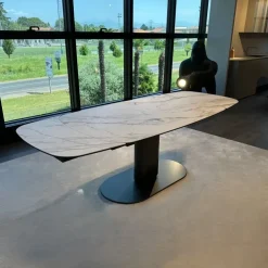 Tavolo sagomato in ceramica Cameo di in Offerta Outlet^Calligaris Sale