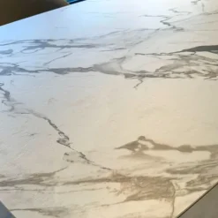 Tavolo sagomato in ceramica Cameo di in Offerta Outlet^Calligaris Sale