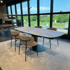 Tavolo sagomato in ceramica Cameo di in Offerta Outlet^Calligaris Sale