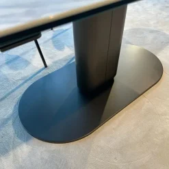 Tavolo sagomato in ceramica Cameo di in Offerta Outlet^Calligaris Sale