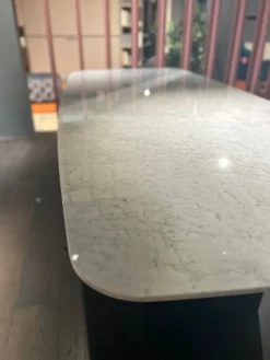 Tavolo sagomato in marmo Gullwing di in Offerta Outlet^Lema