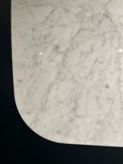 Tavolo sagomato in marmo Gullwing di in Offerta Outlet^Lema