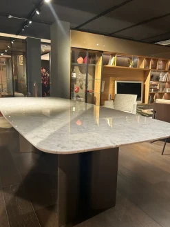 Tavolo sagomato in marmo Gullwing di in Offerta Outlet^Lema