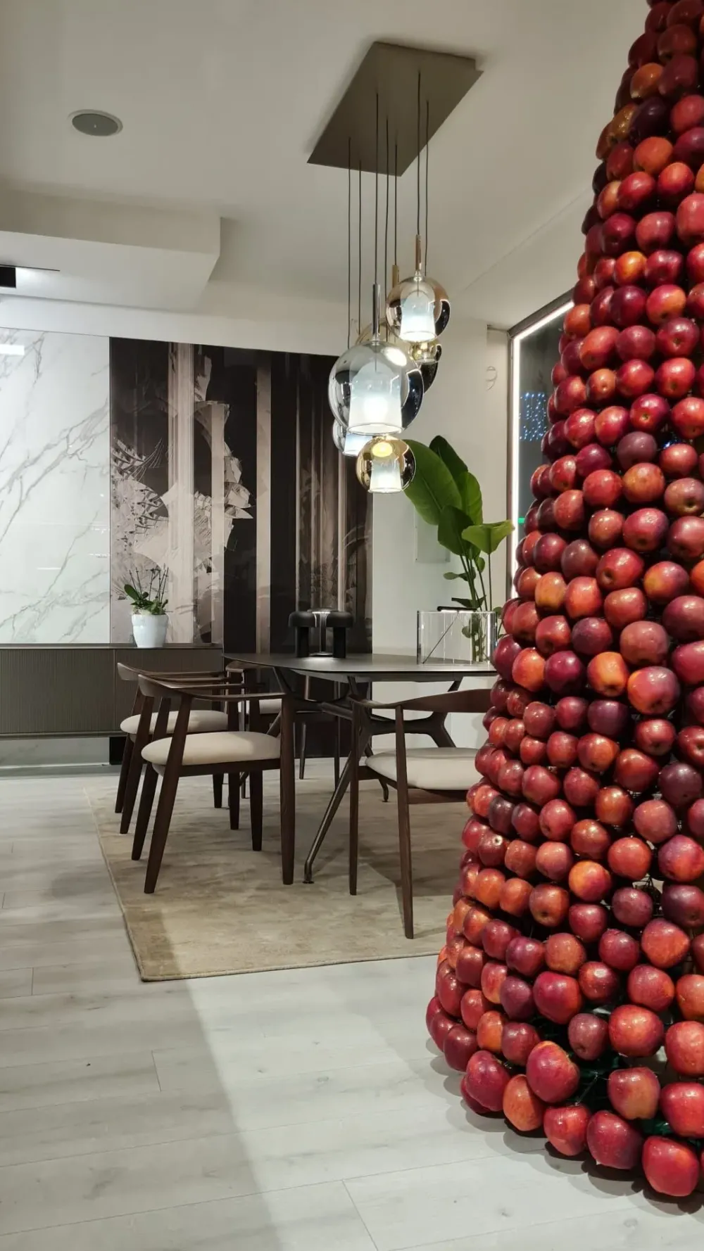 Tavolo sagomato in vetro Manta di in Offerta Outlet^Rimadesio Hot