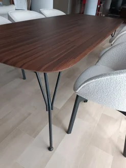 Outlet Tavolo sagomato Viscount of wood scontato del 20% Tavoli