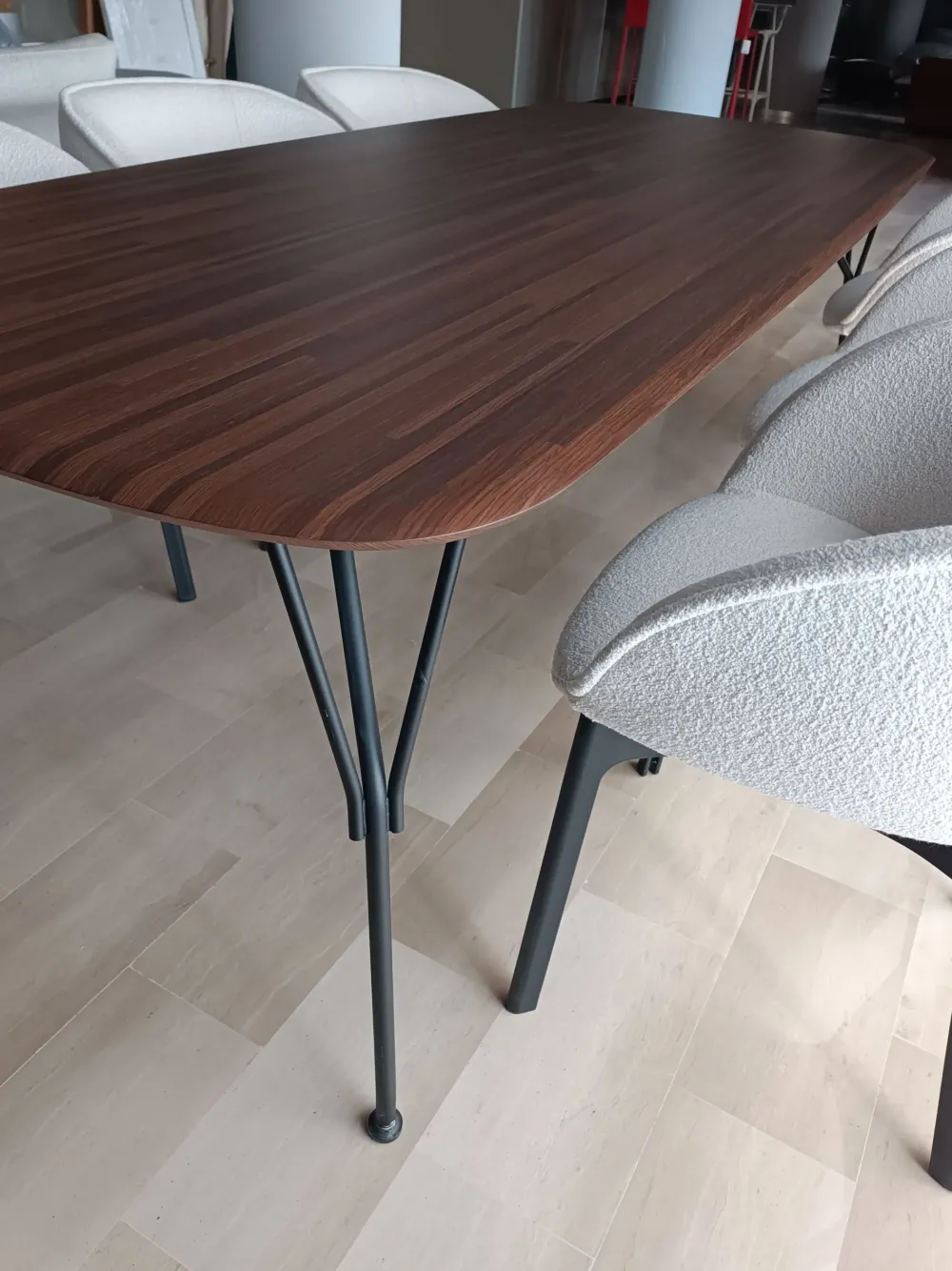 Outlet Tavolo sagomato Viscount of wood scontato del 20% Tavoli