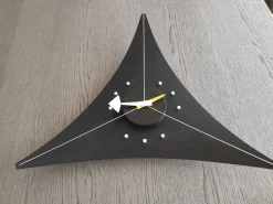Outlet Triangle clock Vitra in stile design a prezzo ribassato Oggettistica