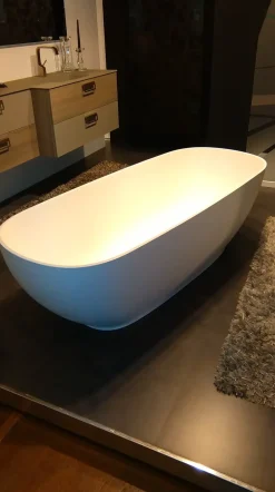 Vasca da bagno in Resina modello Betty next bianco opaco a prezzo scontato^Mastella
