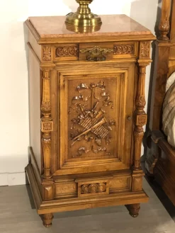 Lando Vendiamo il comodino modello Ottocento di a prezzi vantaggiosi!- Comodini