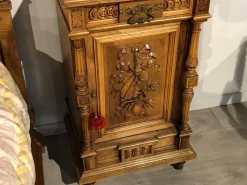 Lando Vendiamo il comodino modello Ottocento di a prezzi vantaggiosi!- Comodini