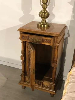 Lando Vendiamo il comodino modello Ottocento di a prezzi vantaggiosi!- Comodini