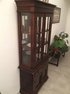 Vetrina classica in legno massello tinto noce con schienale a specchio Scontata del 50%^Tiferno Best