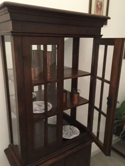 Vetrina classica in legno massello tinto noce con schienale a specchio Scontata del 50%^Tiferno Best