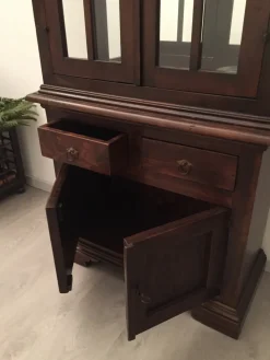 Vetrina classica in legno massello tinto noce con schienale a specchio Scontata del 50%^Tiferno Best