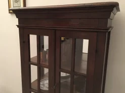 Vetrina classica in legno massello tinto noce con schienale a specchio Scontata del 50%^Tiferno Best