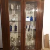 Vetrina in noce massiccio, 2 ante, stile classico. Prezzi vantaggiosi!^Prestige Best